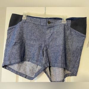 NWT Old Navy Maternity jean short, size 14